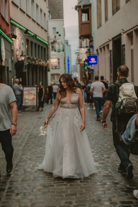 Bride in Cologne with tourists