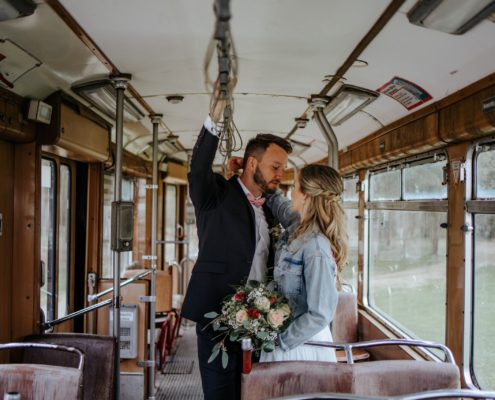 Brautpaar in alter Tram Bayern
